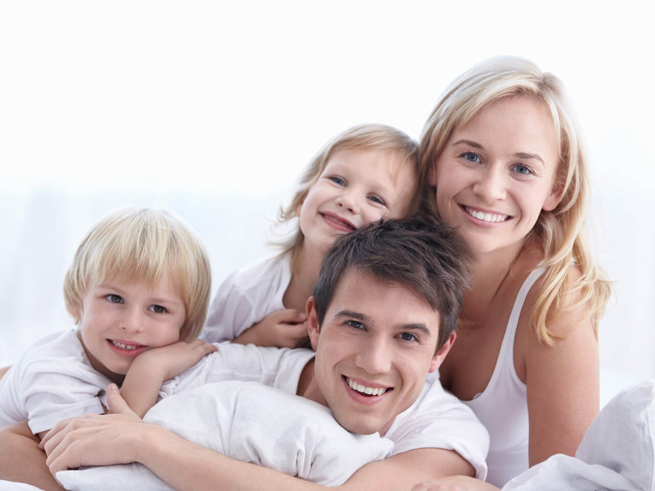 Достижения большой семьи. Семья на белом фоне. Семья со счастливым ребёнком. Счастливая семья фото. Семья улыбается.